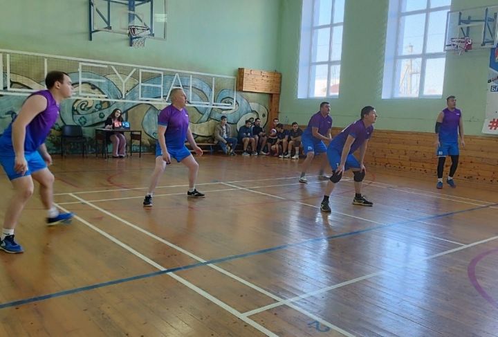 В Пестрецах прошёл турнир по волейболу, посвящённый Дню Героев Отечества