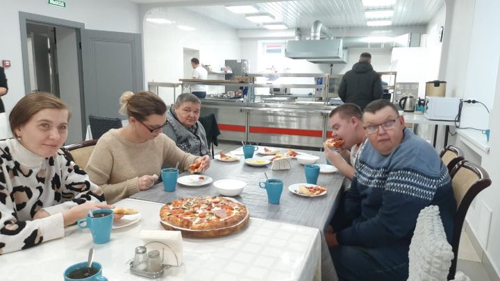 Люди с ОВЗ приготовили пиццу на мастер-классе в Пестрецах