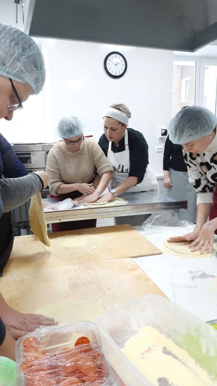 Люди с ОВЗ приготовили пиццу на мастер-классе в Пестрецах