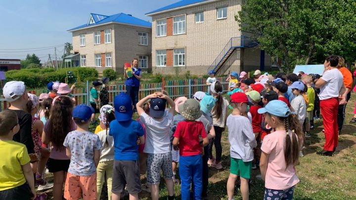 В Пестречинском детском садике «Солнышко» детям напомнили правила дорожного движения