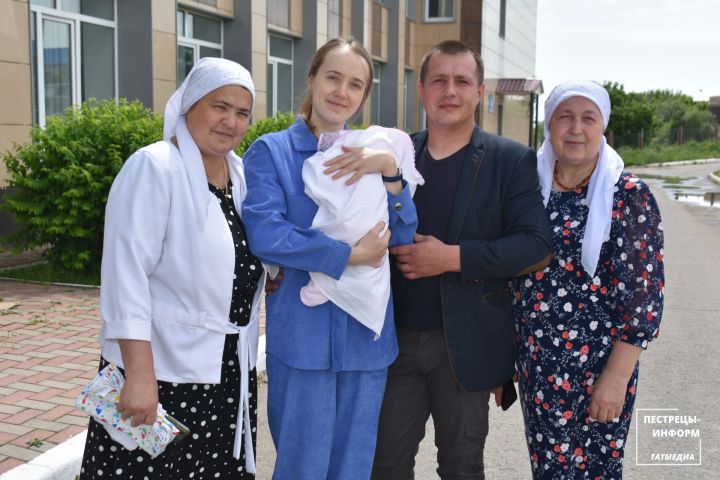По случаю пополнения в семье Ахметзяновых в селе Шали устроили торжественное мероприятие