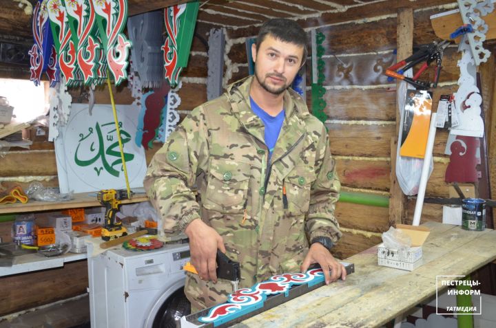 Шалинец своими руками создает различные предметы с уникальным татарским орнаментом
