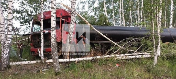 В Пестречинском районе водитель фуры отвлекся за рулем и вылетел в кювет