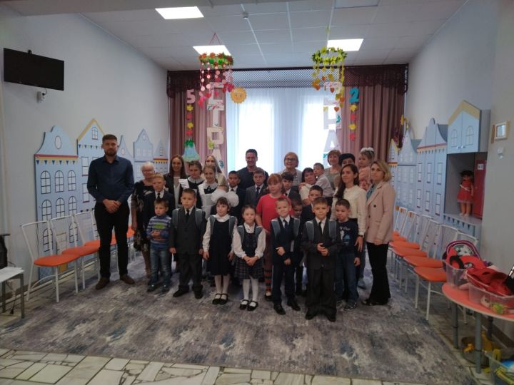 Пестречинским первоклассникам из приюта «Шатлык» подарили рюкзаки