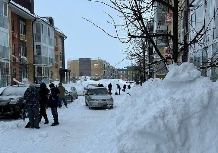 В Царево жильцы помогают УК в борьбе с последствиями снегопада