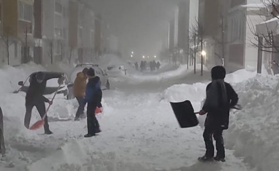 В Царево жильцы помогают УК в борьбе с последствиями снегопада
