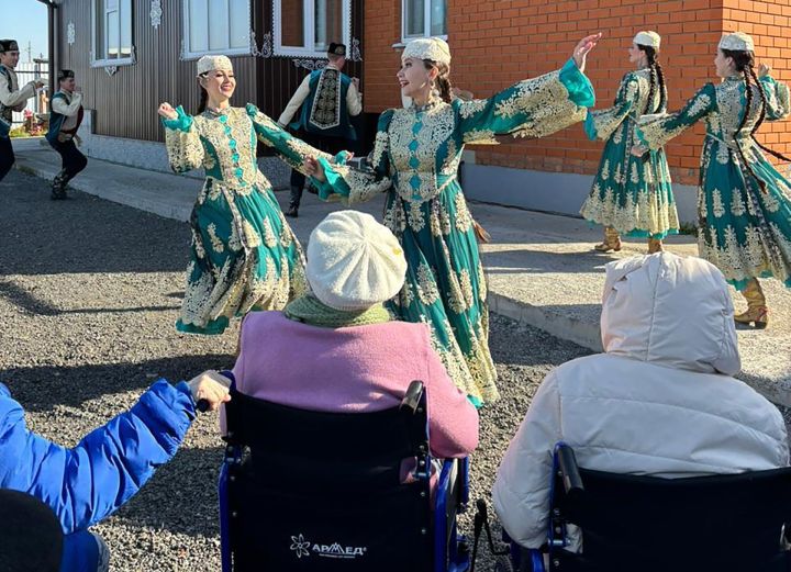 В деревне Куюки поздравили подопечных с Днем пожилого человека