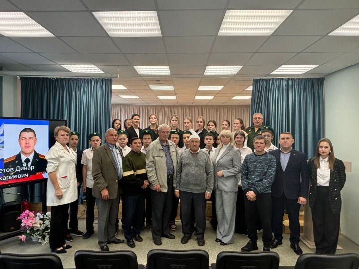В пестречинской первой школе почтили память подполковника Динара Хаметова