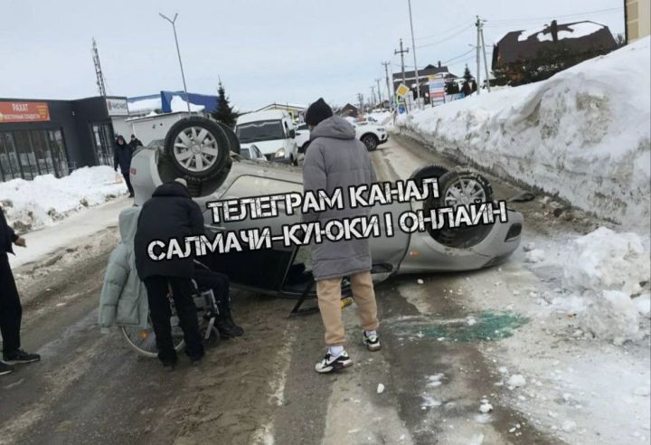 Водитель не справился с управлением, авто легло на крышу на дороге в Куюках