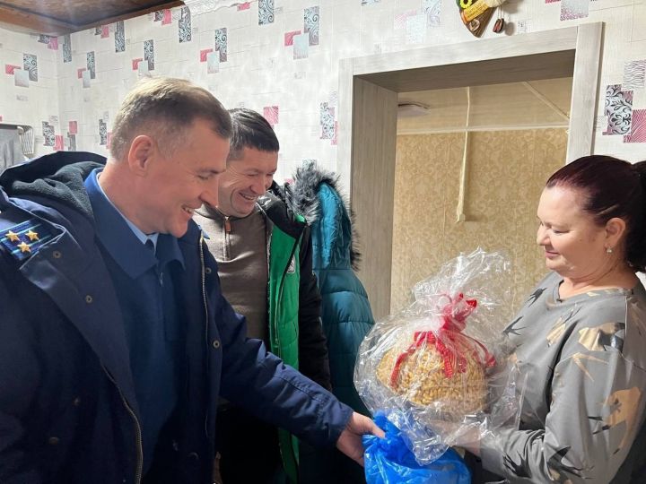 Глава и прокурор Пестречинского района посетили многодетную семью