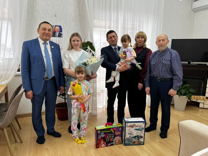 В Пестречинском районе поздравили с наступающим праздником семьи участников СВО