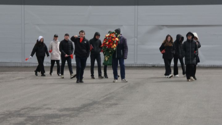 В Ленино-Кокушкино возложили цветы к памятнику павшим на ВОВ