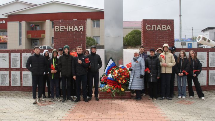 В Ленино-Кокушкино возложили цветы к памятнику павшим на ВОВ