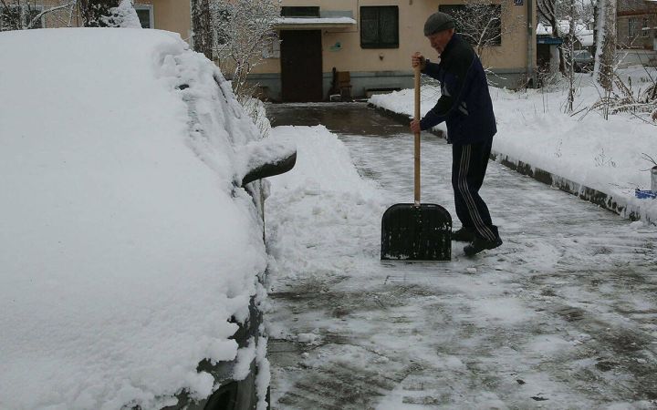 Куда пожаловаться на «каток» у подъезда