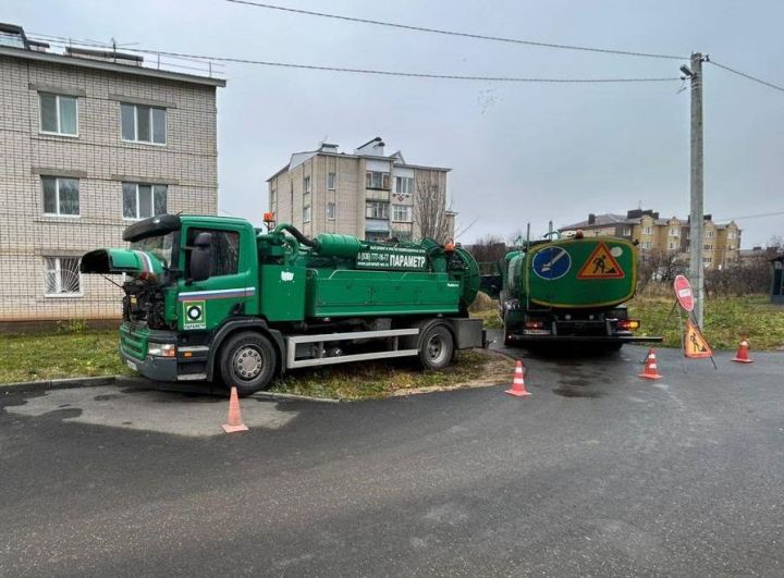 В Пестрецах чистят канализационные сети на проблемных участках
