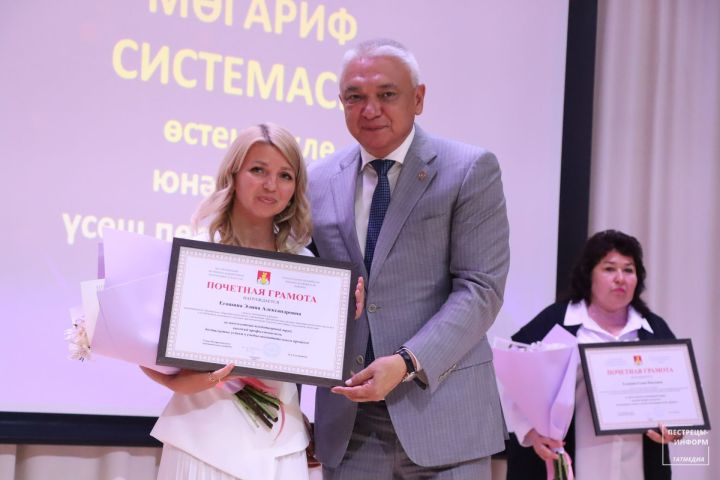 Раис Сулейманов поздравил педагогов с Днём Учителя