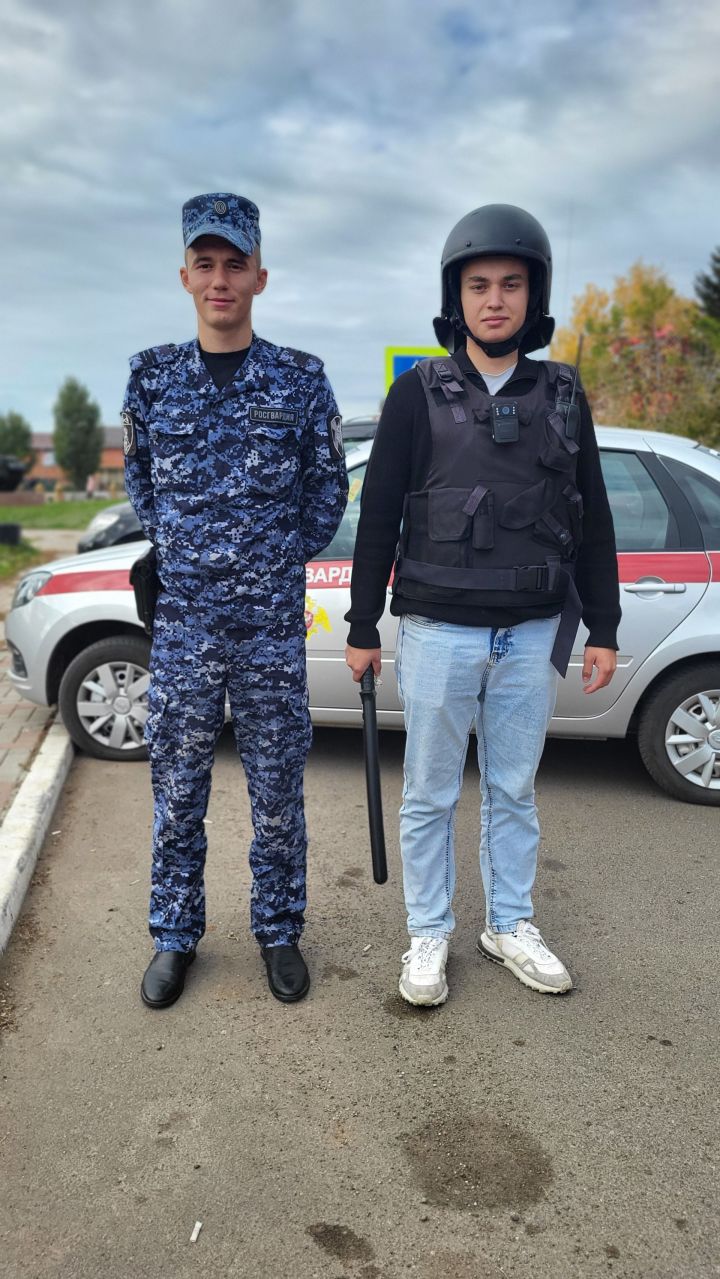 Служба в Росгвардии: агитавтобус с образцами оружия и экипировки приехал в Пестрецы