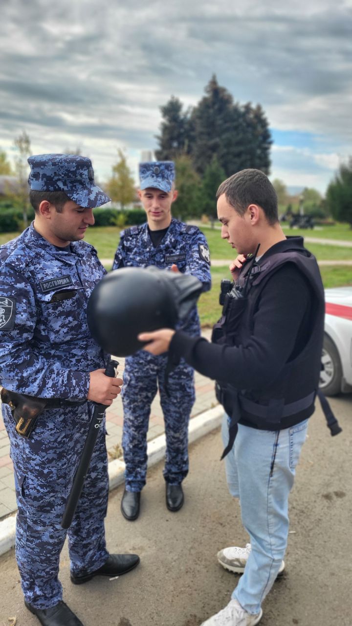 Служба в Росгвардии: агитавтобус с образцами оружия и экипировки приехал в Пестрецы