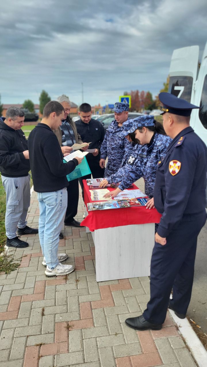Служба в Росгвардии: агитавтобус с образцами оружия и экипировки приехал в Пестрецы