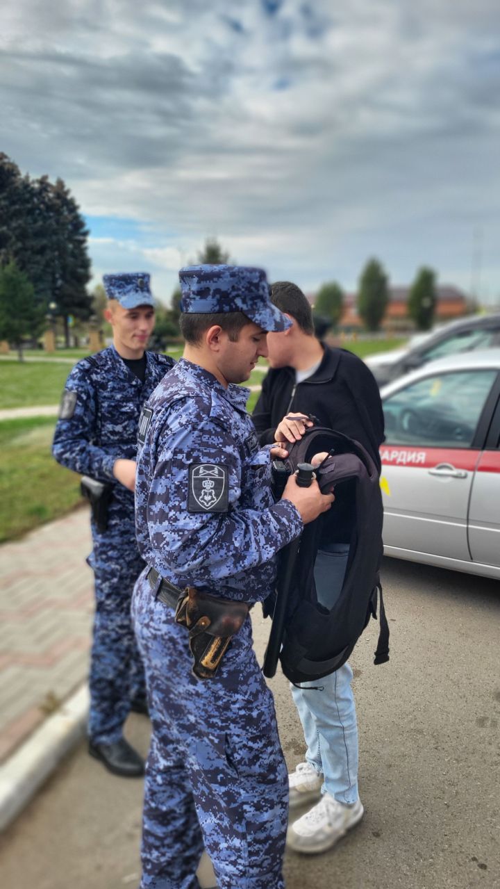 Служба в Росгвардии: агитавтобус с образцами оружия и экипировки приехал в Пестрецы