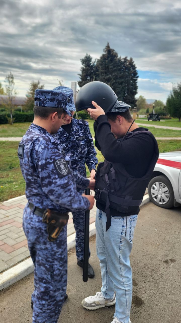 Служба в Росгвардии: агитавтобус с образцами оружия и экипировки приехал в Пестрецы