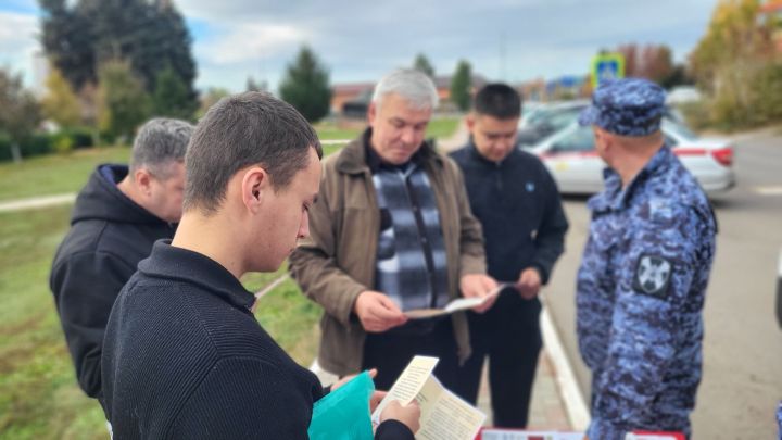 Служба в Росгвардии: агитавтобус с образцами оружия и экипировки приехал в Пестрецы