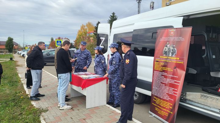 Служба в Росгвардии: агитавтобус с образцами оружия и экипировки приехал в Пестрецы