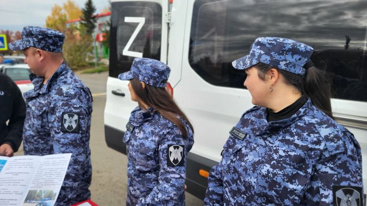 Служба в Росгвардии: агитавтобус с образцами оружия и экипировки приехал в Пестрецы