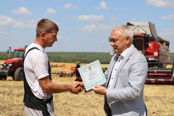 Раис Сулейманов поздравил работников агропромышленного комплекса