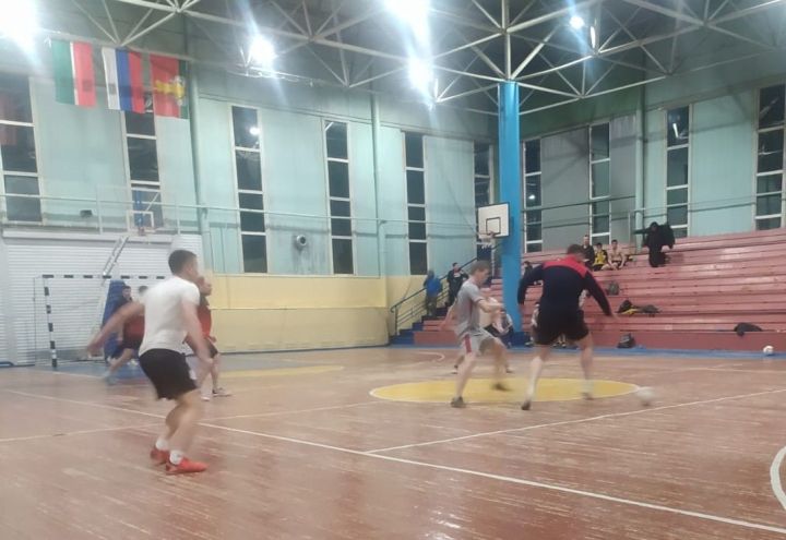 Пестречинский мини-футбол: лидеры уверенно побеждают