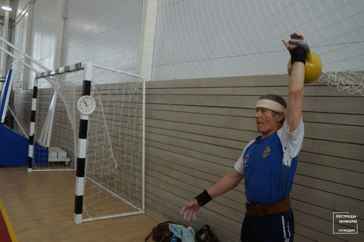 Спортсмен-гиревик из Пестрецов поднимал гирю в честь наставника