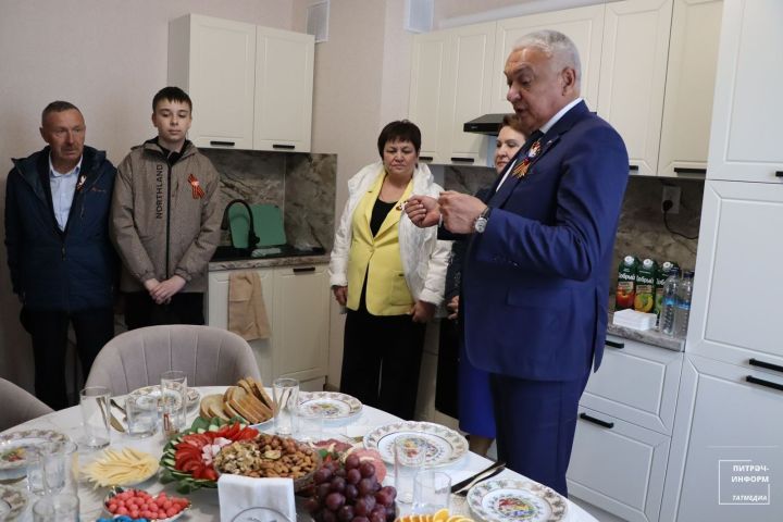 Россия Герое Иван Додосовка Көектә фатир бүләк иттеләр