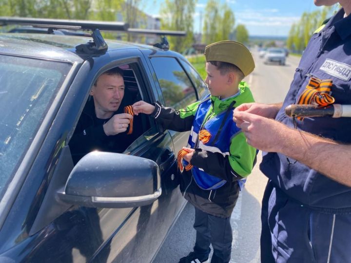В Пестрецах водителям раздавали георгиевские ленточки и памятки о ПДД
