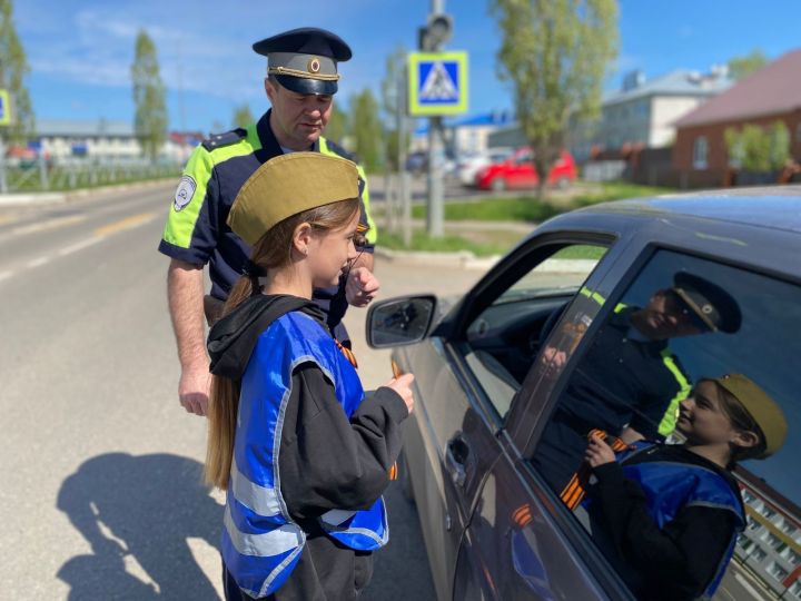 В Пестрецах водителям раздавали георгиевские ленточки и памятки о ПДД