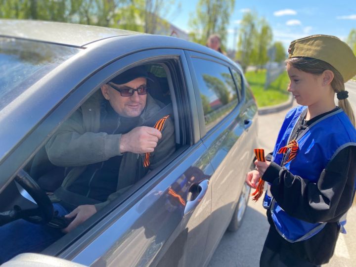 В Пестрецах водителям раздавали георгиевские ленточки и памятки о ПДД