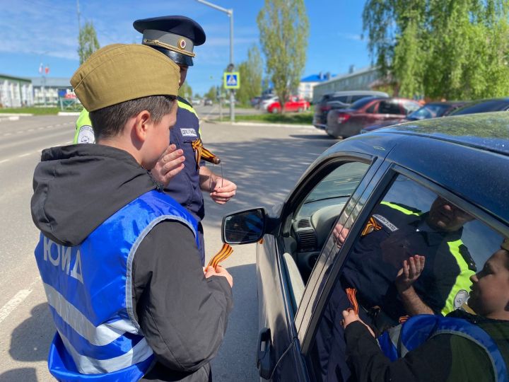 В Пестрецах водителям раздавали георгиевские ленточки и памятки о ПДД