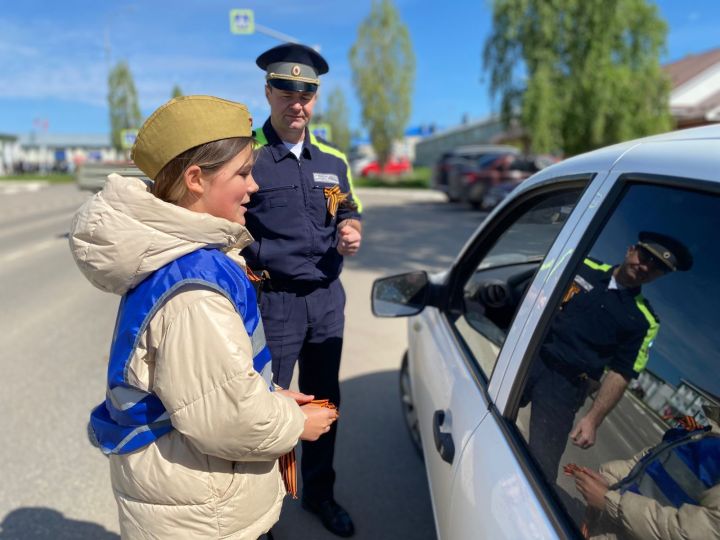 В Пестрецах водителям раздавали георгиевские ленточки и памятки о ПДД