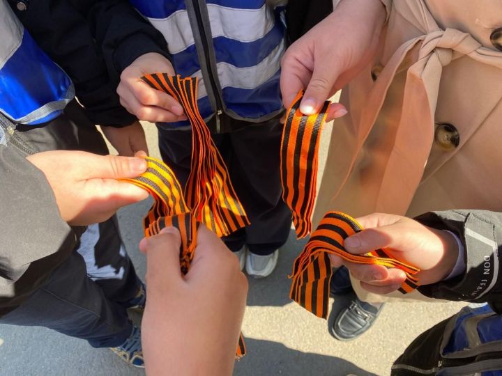 В Пестрецах водителям раздавали георгиевские ленточки и памятки о ПДД