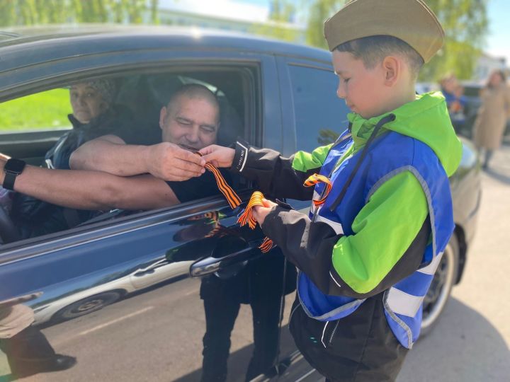 В Пестрецах водителям раздавали георгиевские ленточки и памятки о ПДД