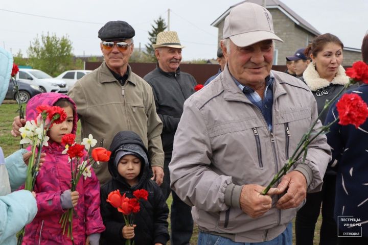 К 80-летию Победы в Иске-Юрте открыли памятник 106 фронтовикам