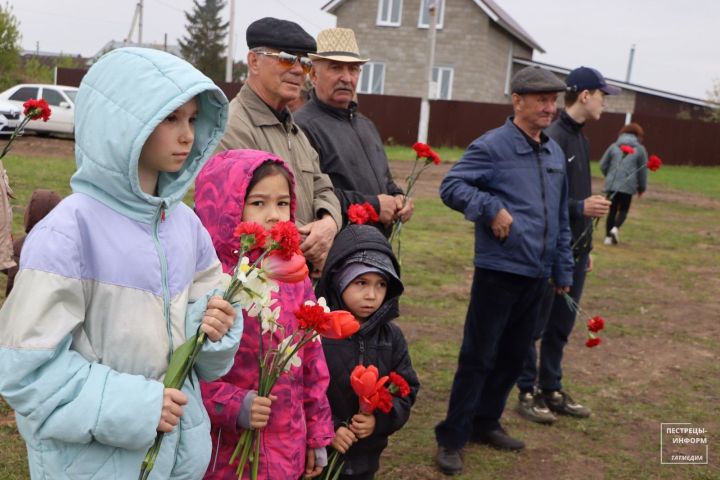 К 80-летию Победы в Иске-Юрте открыли памятник 106 фронтовикам