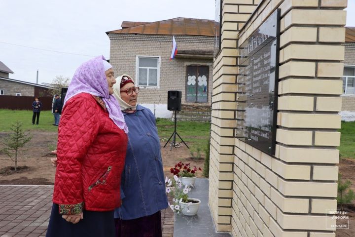 К 80-летию Победы в Иске-Юрте открыли памятник 106 фронтовикам