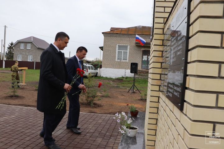 К 80-летию Победы в Иске-Юрте открыли памятник 106 фронтовикам