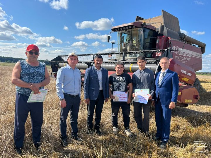 В Пестречинском районе наградили лучших комбайнеров недели