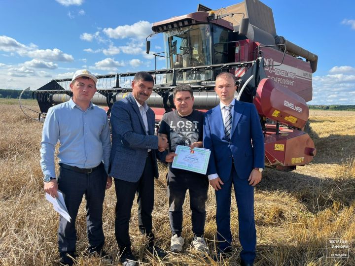 В Пестречинском районе наградили лучших комбайнеров недели