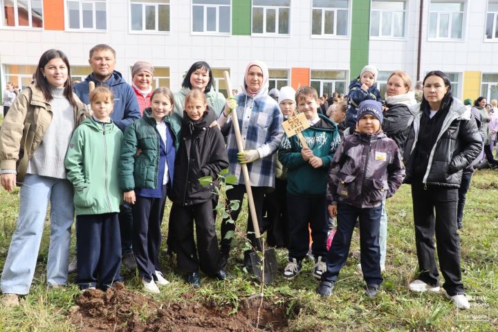 В Пестречинской первой школе заложили Яблоневый сад