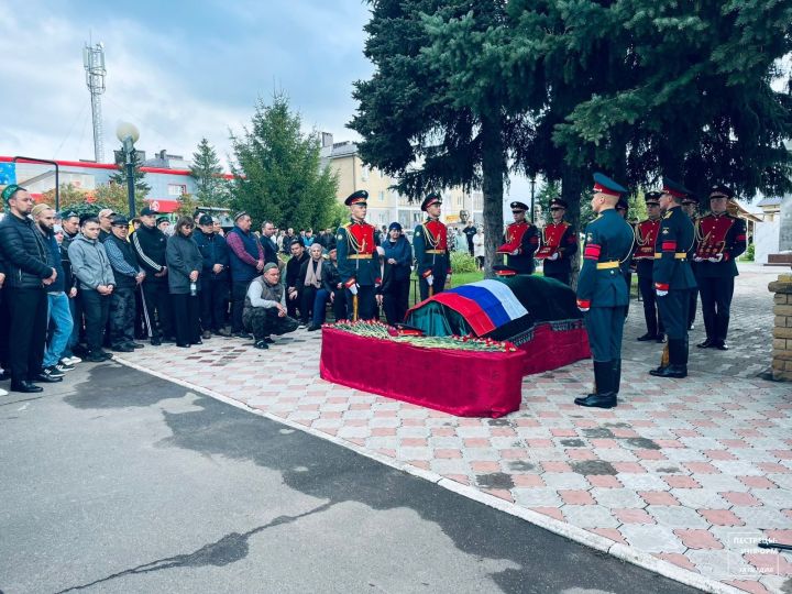 В Пестречинском районе простились с офицером Русланом Шигабутдиновым