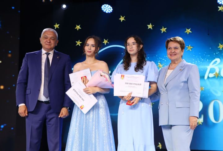 Районның иң яхшы чыгарылыш укучыларына акчалата сертификатлар тапшырылды