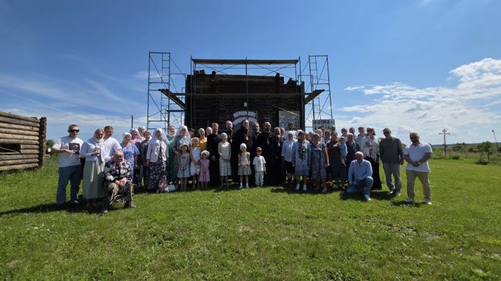 В возрождающемся храме в Люткино отметили праздник святителя Гурия