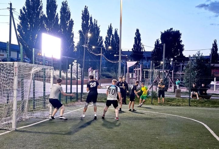 В чемпионате района по мини-футболу прошли игры предпоследнего тура